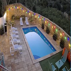 Hostel Follow The Sun Boutique - Pool, Breakfast & Sea Views San Ġiljan